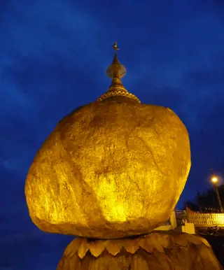 Den berühmten goldenen Felsen von Kyaikto bestaunen